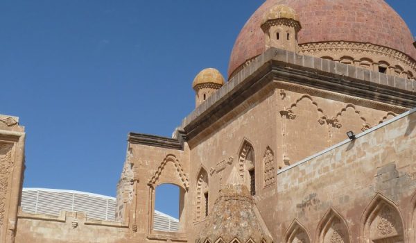 met de camper naar Turkije | Tailor Made Expeditions Het Ishak paleis met de camper naar Turkije | Tailor Made Expeditions